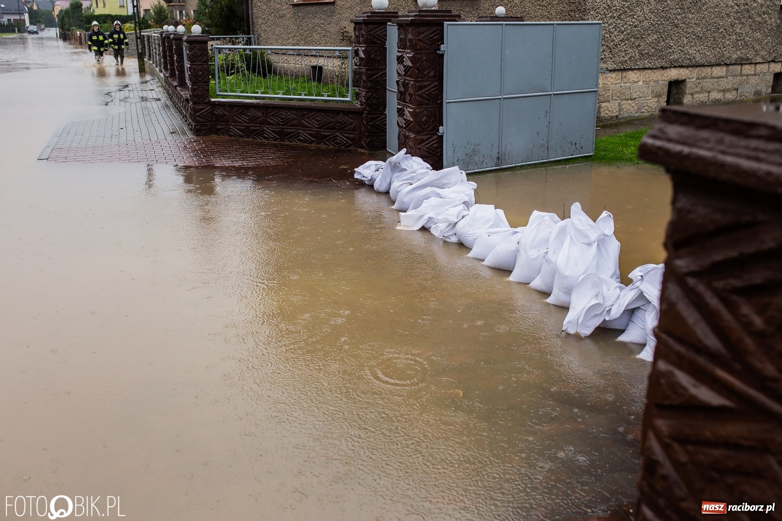 Zdjęcie w galerii na portalu naszraciborz.pl: Biała Woda rozlała się na centrum Krzanowic  wiadomości z regionu
