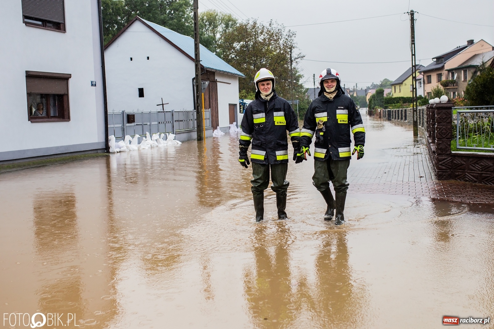 Zdjęcie w galerii na portalu naszraciborz.pl: Biała Woda rozlała się na centrum Krzanowic  wiadomości z regionu