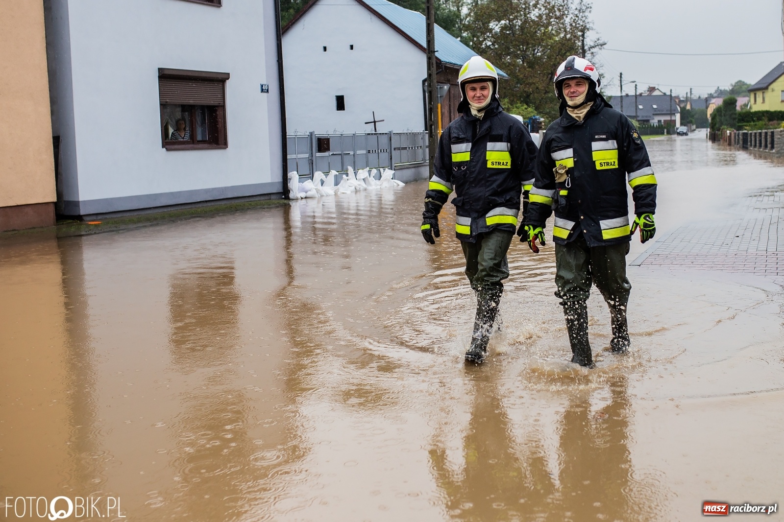 Zdjęcie w galerii na portalu naszraciborz.pl: Biała Woda rozlała się na centrum Krzanowic  wiadomości z regionu