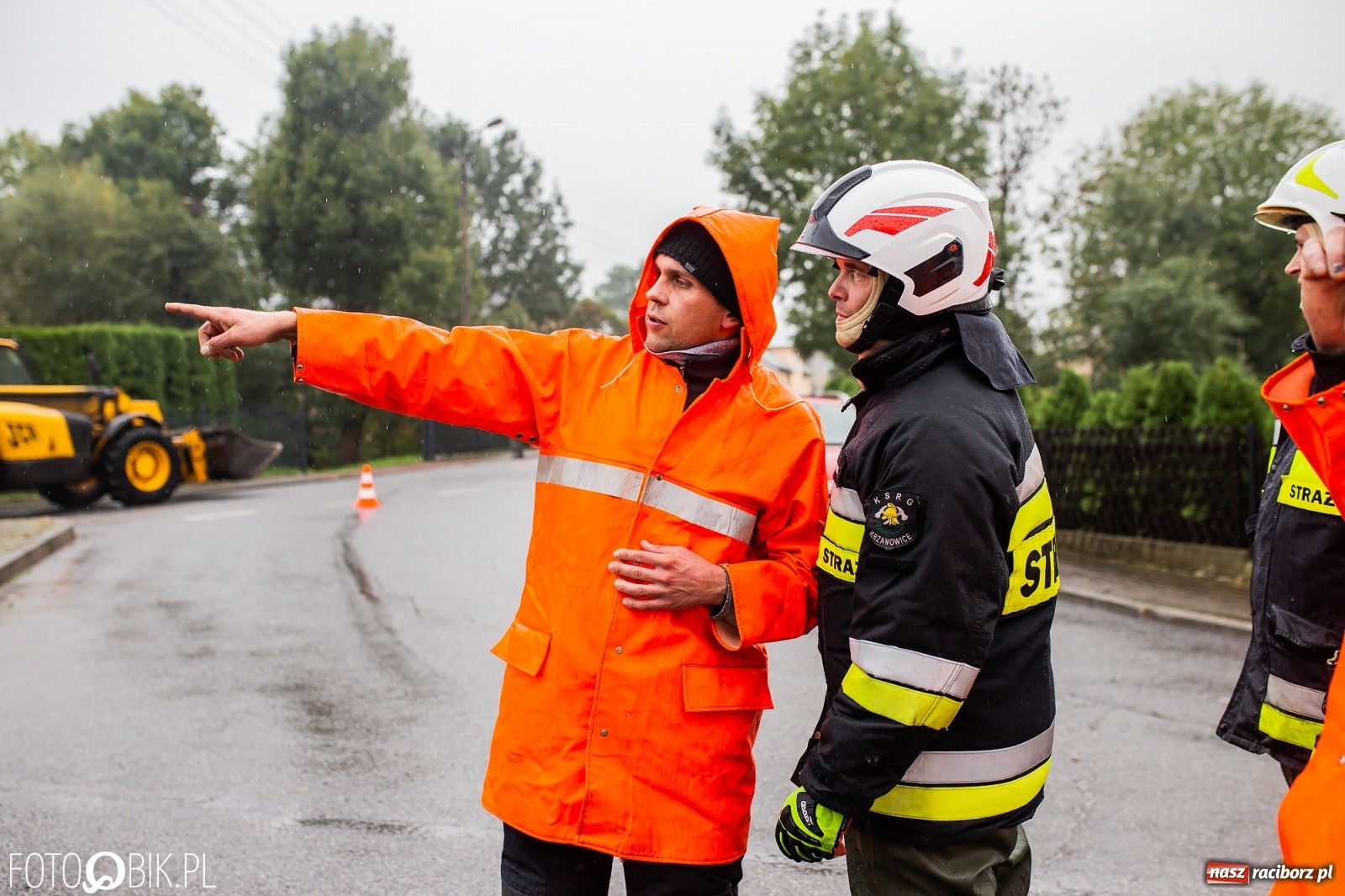 Zdjęcie w galerii na portalu naszraciborz.pl: Biała Woda rozlała się na centrum Krzanowic  wiadomości z regionu
