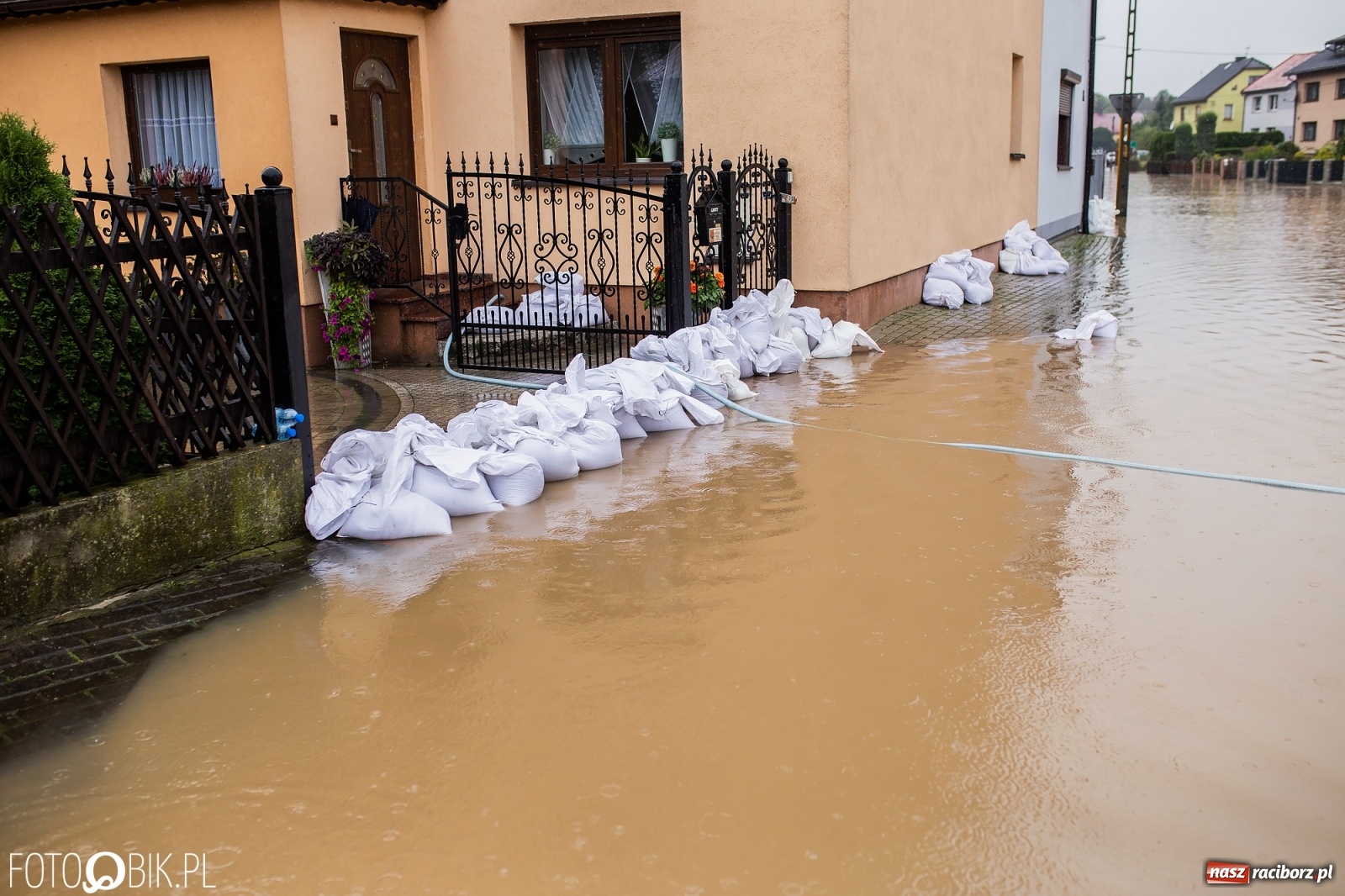 Zdjęcie w galerii na portalu naszraciborz.pl: Biała Woda rozlała się na centrum Krzanowic  wiadomości z regionu