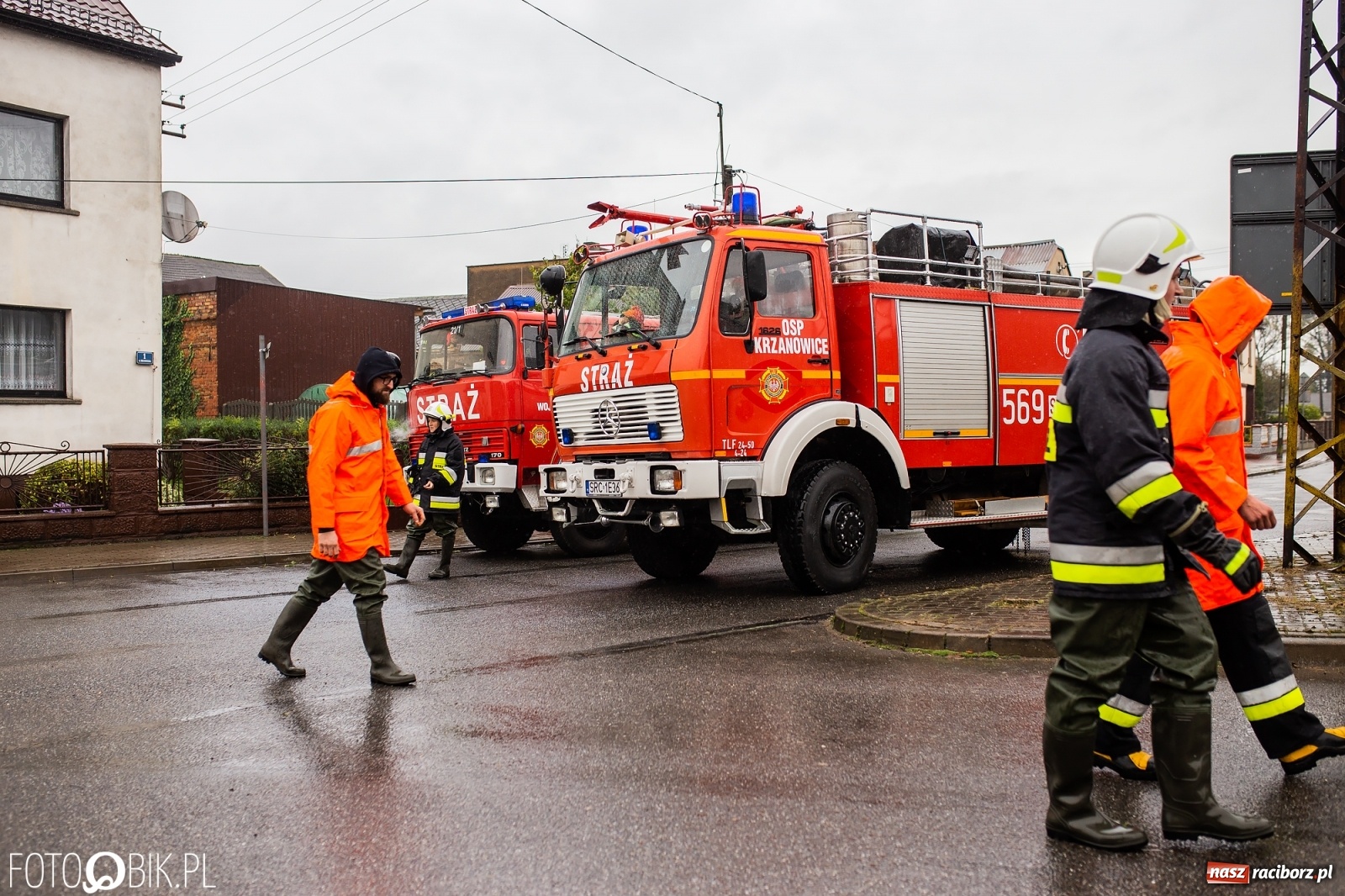 Zdjęcie w galerii na portalu naszraciborz.pl: Biała Woda rozlała się na centrum Krzanowic  wiadomości z regionu