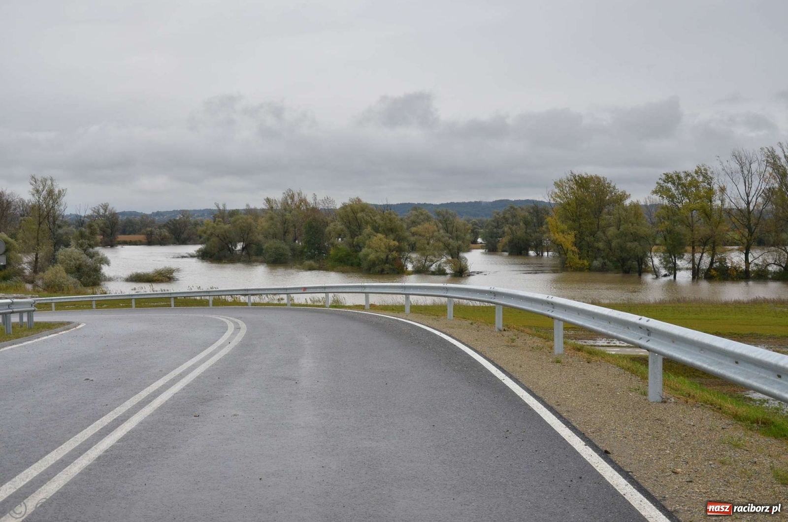 Zdjęcie w galerii na portalu naszraciborz.pl: Zbiornik zacznie piętrzyć wodę w nocy. Decyzja budzi jednak kontrowersje wiadomości z regionu