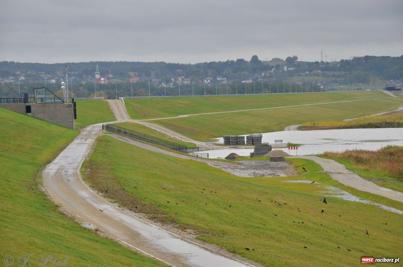 Zdjęcie w galerii na portalu naszraciborz.pl: Zbiornik zacznie piętrzyć wodę w nocy. Decyzja budzi jednak kontrowersje wiadomości z regionu