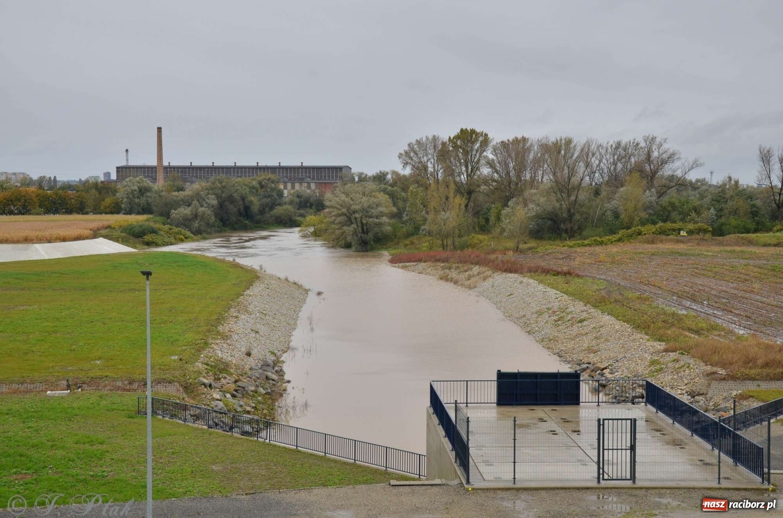Zdjęcie w galerii na portalu naszraciborz.pl: Zbiornik zacznie piętrzyć wodę w nocy. Decyzja budzi jednak kontrowersje wiadomości z regionu