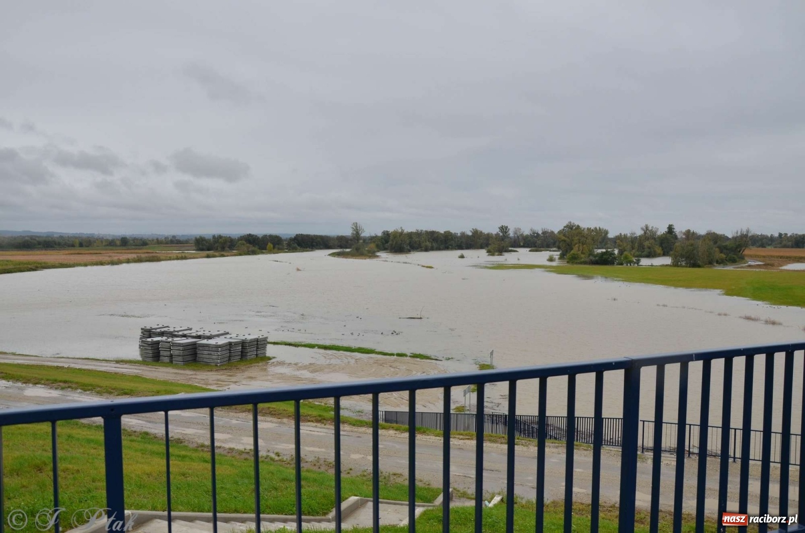 Zdjęcie w galerii na portalu naszraciborz.pl: Zbiornik zacznie piętrzyć wodę w nocy. Decyzja budzi jednak kontrowersje wiadomości z regionu