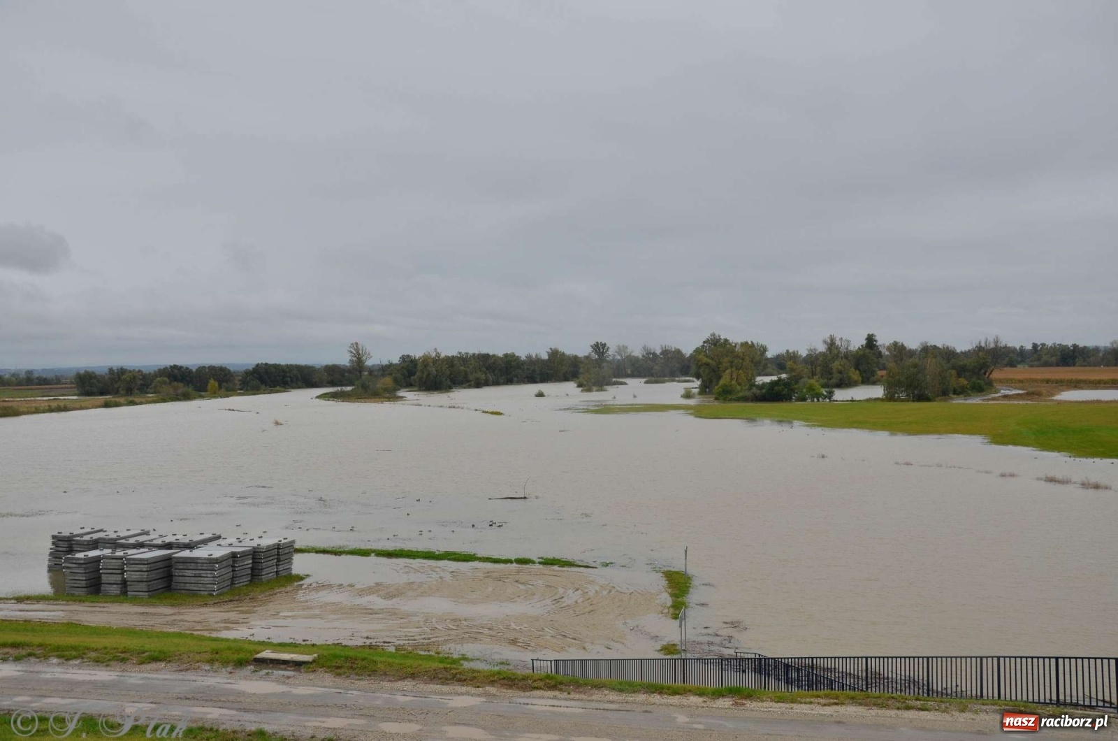 Zdjęcie w galerii na portalu naszraciborz.pl: Zbiornik zacznie piętrzyć wodę w nocy. Decyzja budzi jednak kontrowersje wiadomości z regionu