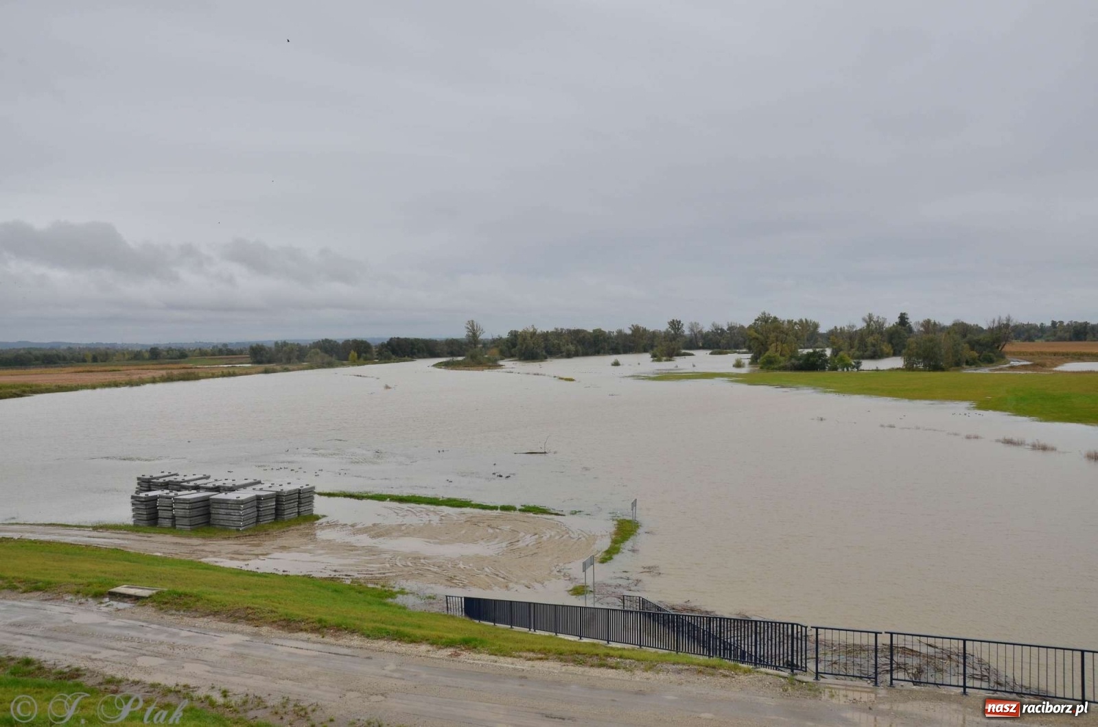 Zdjęcie w galerii na portalu naszraciborz.pl: Zbiornik zacznie piętrzyć wodę w nocy. Decyzja budzi jednak kontrowersje wiadomości z regionu