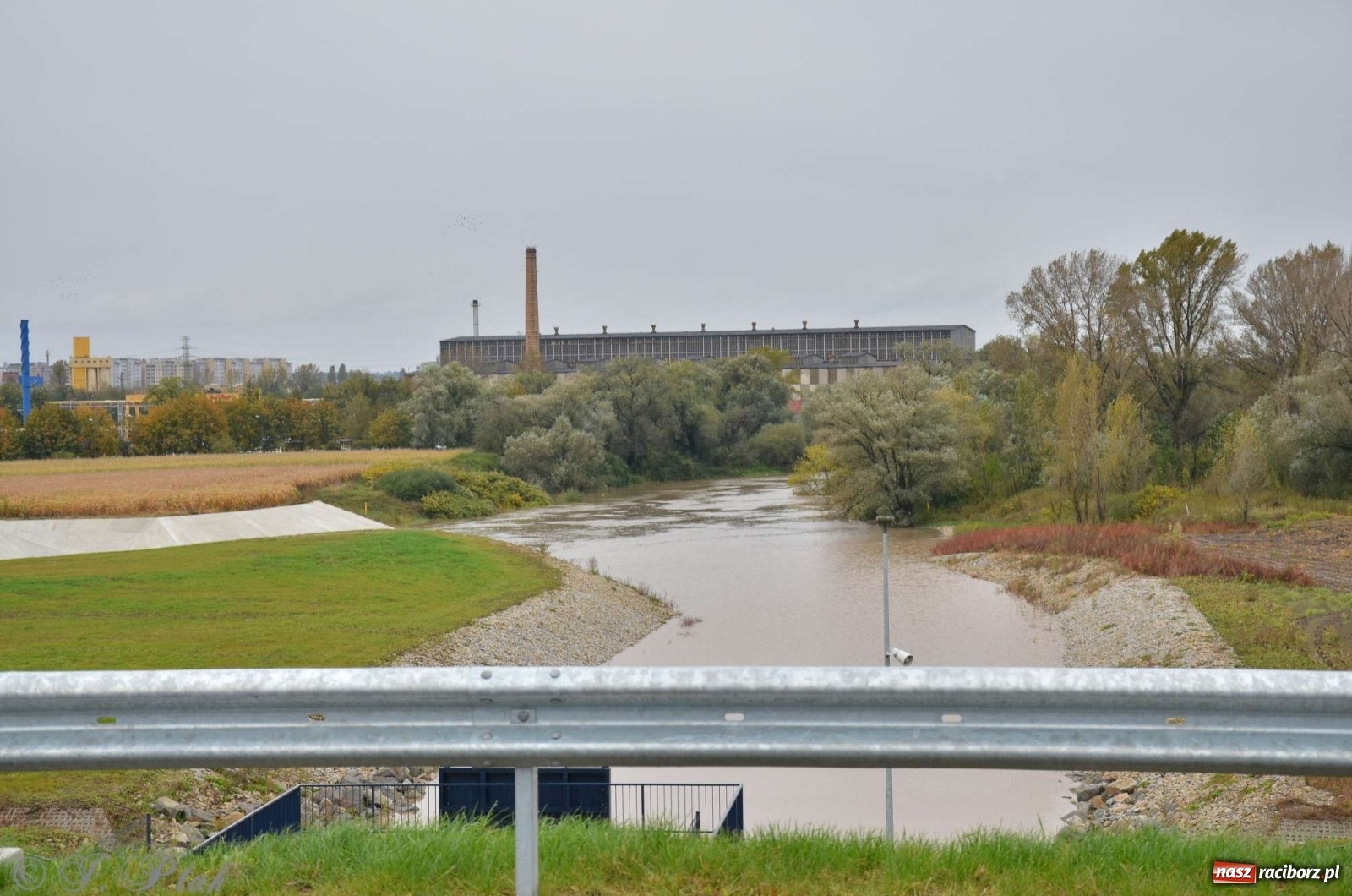 Zdjęcie w galerii na portalu naszraciborz.pl: Zbiornik zacznie piętrzyć wodę w nocy. Decyzja budzi jednak kontrowersje wiadomości z regionu