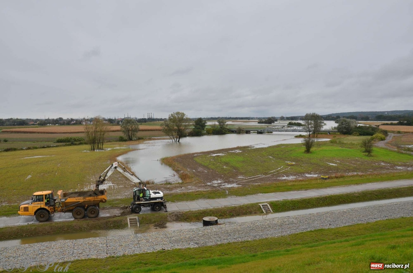 Zdjęcie w galerii na portalu naszraciborz.pl: Zbiornik zacznie piętrzyć wodę w nocy. Decyzja budzi jednak kontrowersje wiadomości z regionu