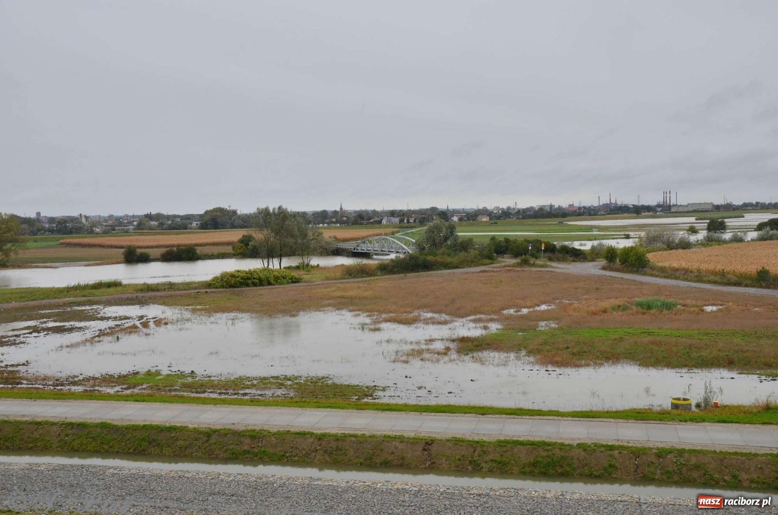 Zdjęcie w galerii na portalu naszraciborz.pl: Zbiornik zacznie piętrzyć wodę w nocy. Decyzja budzi jednak kontrowersje wiadomości z regionu