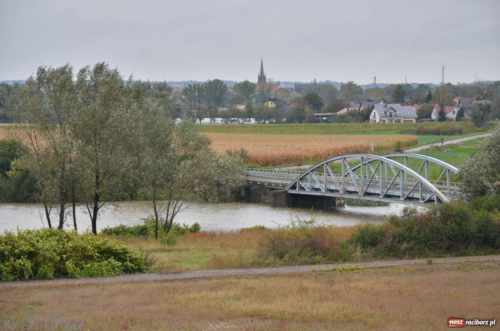 Zdjęcie w galerii na portalu naszraciborz.pl: Zbiornik zacznie piętrzyć wodę w nocy. Decyzja budzi jednak kontrowersje wiadomości z regionu