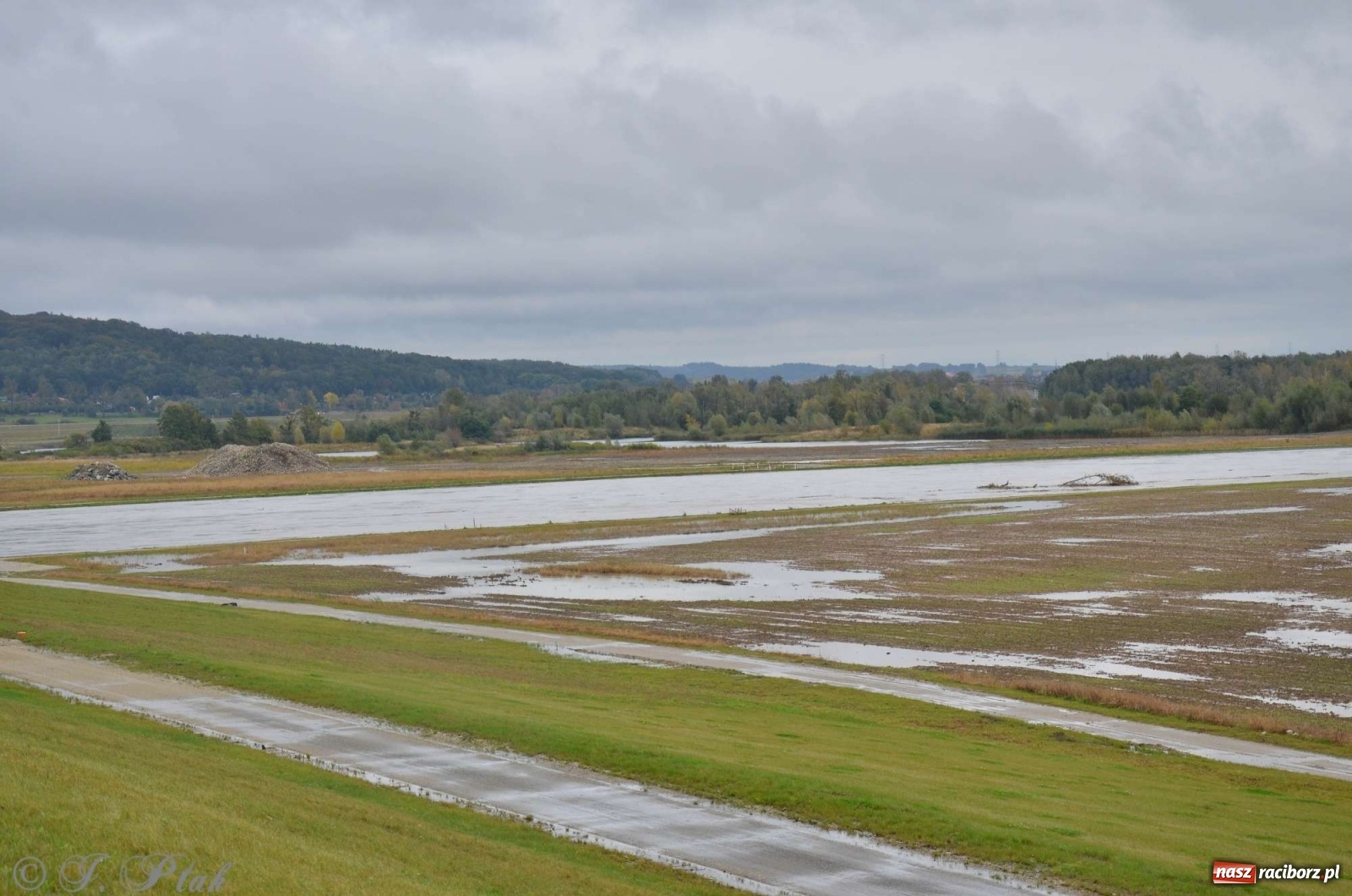 Zdjęcie w galerii na portalu naszraciborz.pl: Zbiornik zacznie piętrzyć wodę w nocy. Decyzja budzi jednak kontrowersje wiadomości z regionu