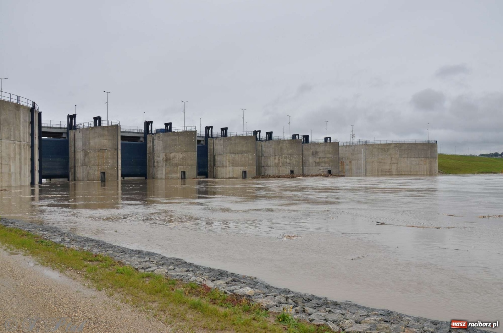 Zdjęcie w galerii na portalu naszraciborz.pl: Zbiornik zacznie piętrzyć wodę w nocy. Decyzja budzi jednak kontrowersje wiadomości z regionu
