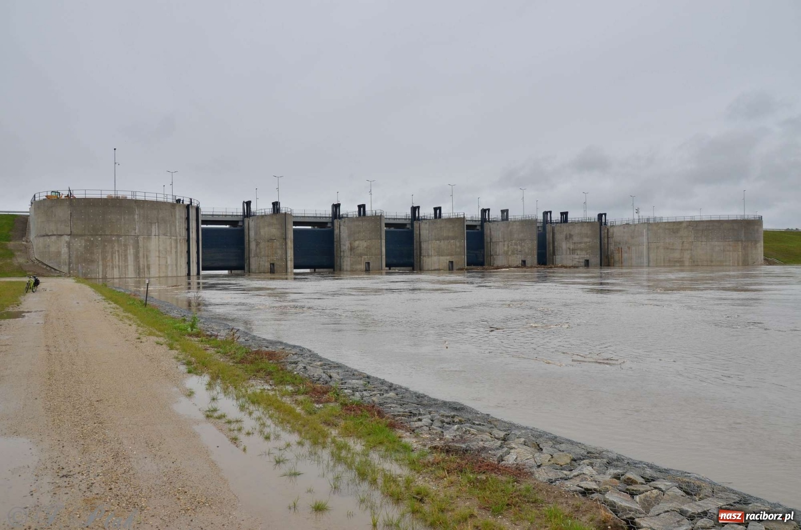 Zdjęcie w galerii na portalu naszraciborz.pl: Zbiornik zacznie piętrzyć wodę w nocy. Decyzja budzi jednak kontrowersje wiadomości z regionu