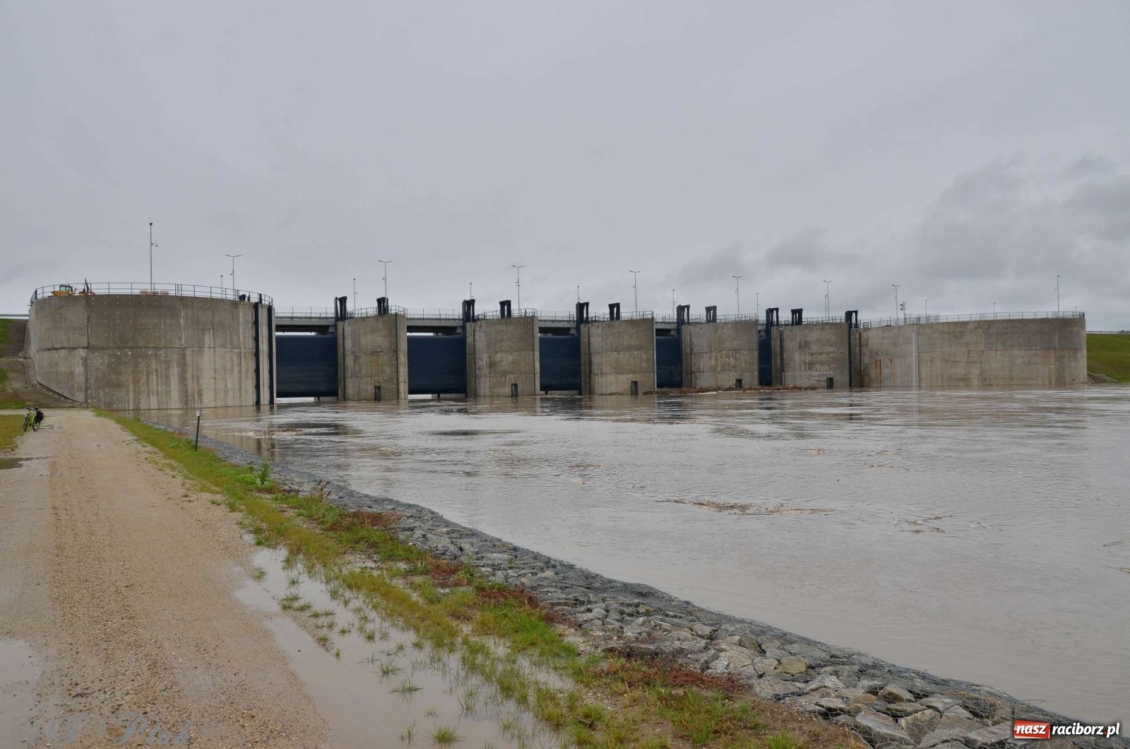 Zdjęcie w galerii na portalu naszraciborz.pl: Zbiornik zacznie piętrzyć wodę w nocy. Decyzja budzi jednak kontrowersje wiadomości z regionu