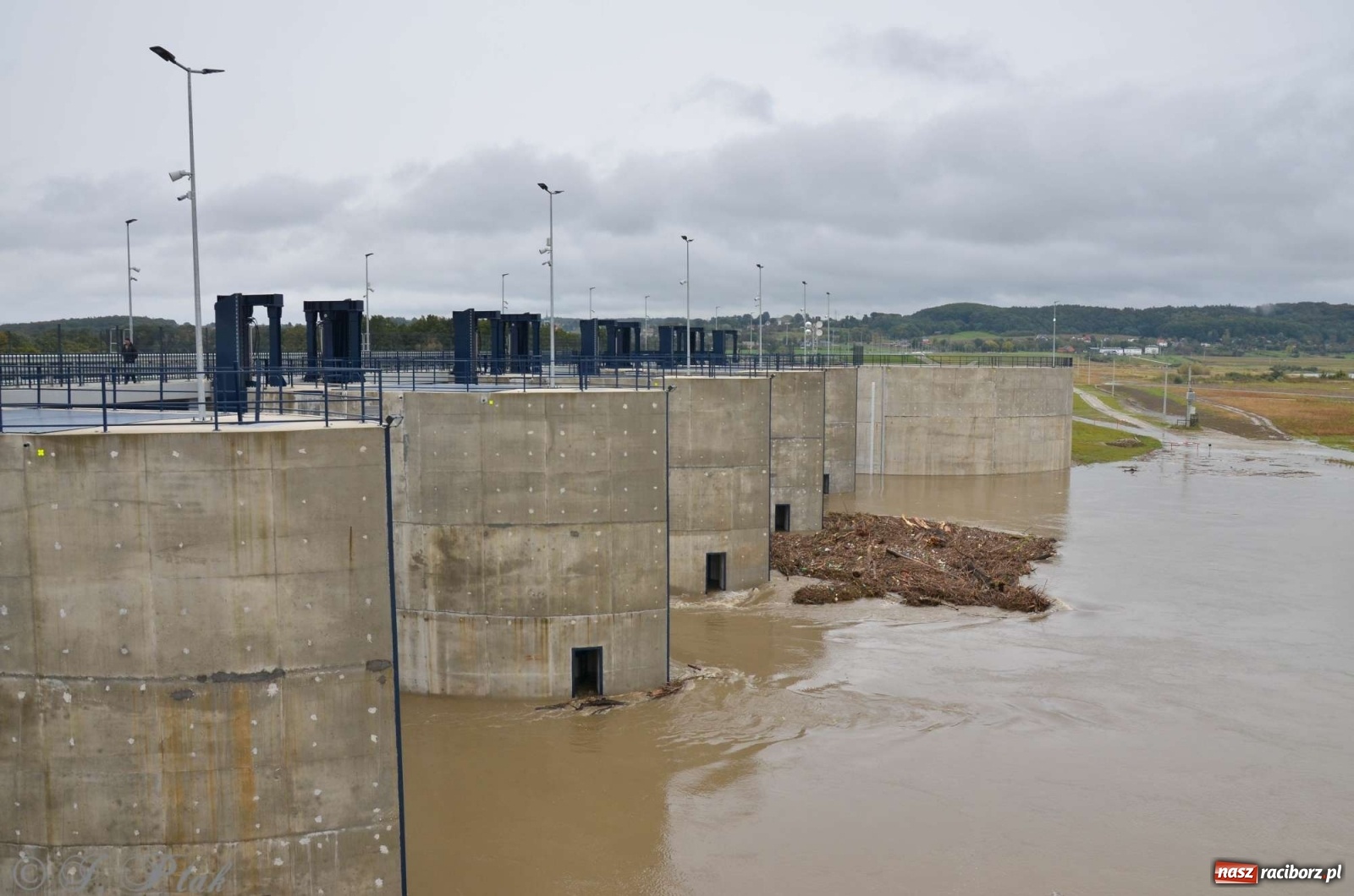 Zdjęcie w galerii na portalu naszraciborz.pl: Zbiornik zacznie piętrzyć wodę w nocy. Decyzja budzi jednak kontrowersje wiadomości z regionu
