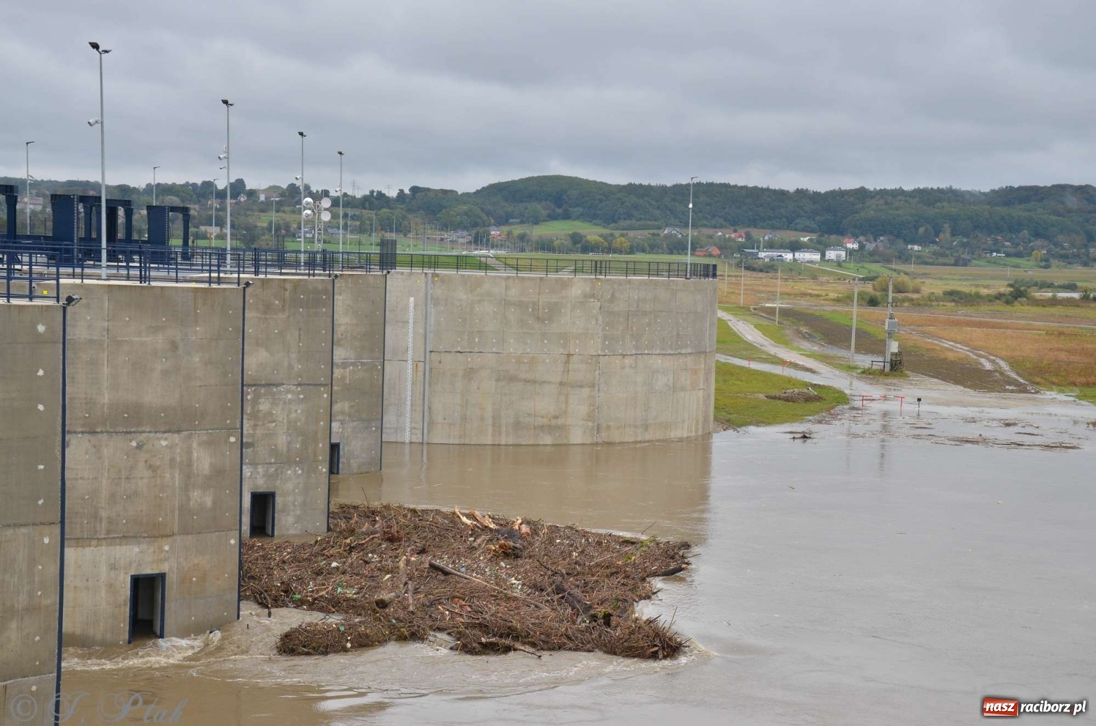 Zdjęcie w galerii na portalu naszraciborz.pl: Zbiornik zacznie piętrzyć wodę w nocy. Decyzja budzi jednak kontrowersje wiadomości z regionu