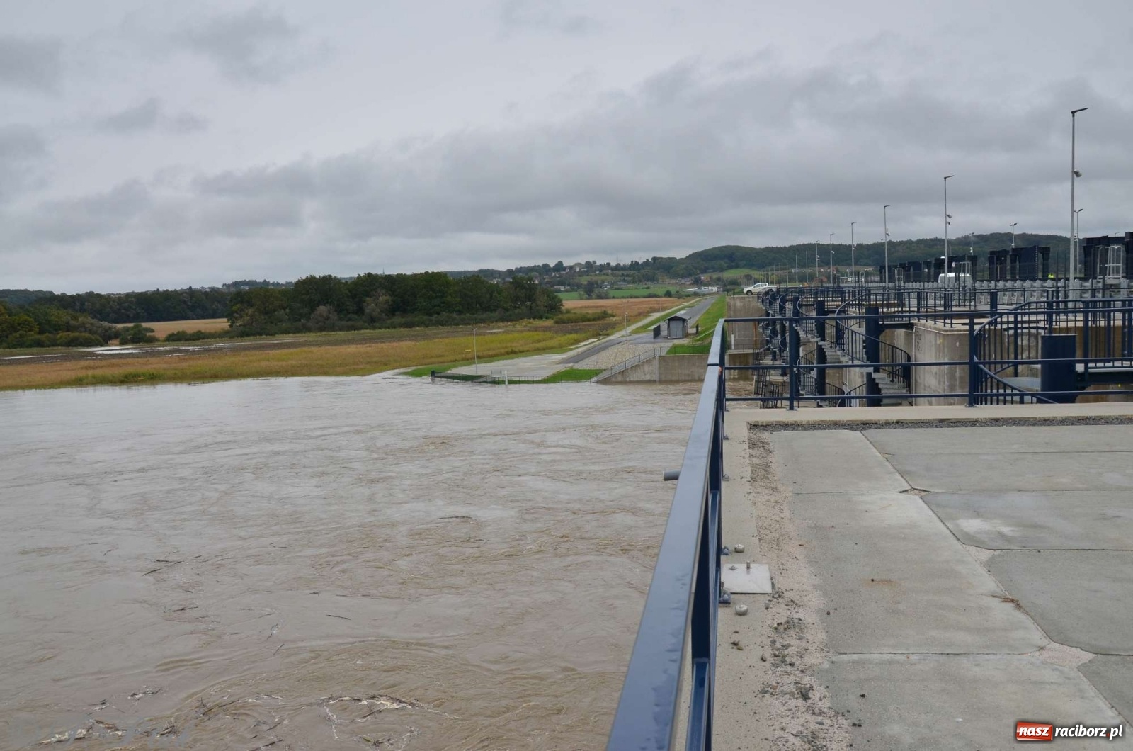 Zdjęcie w galerii na portalu naszraciborz.pl: Zbiornik zacznie piętrzyć wodę w nocy. Decyzja budzi jednak kontrowersje wiadomości z regionu