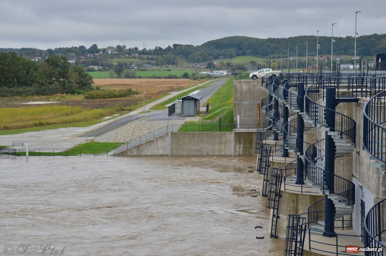Zdjęcie w galerii na portalu naszraciborz.pl: Zbiornik zacznie piętrzyć wodę w nocy. Decyzja budzi jednak kontrowersje wiadomości z regionu