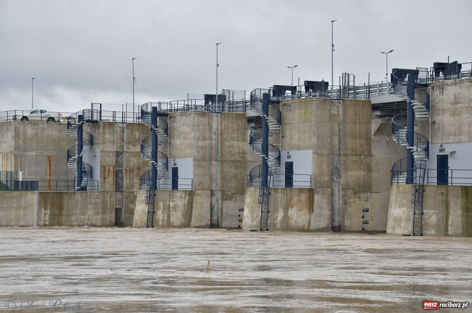 Zdjęcie w galerii na portalu naszraciborz.pl: Zbiornik zacznie piętrzyć wodę w nocy. Decyzja budzi jednak kontrowersje wiadomości z regionu
