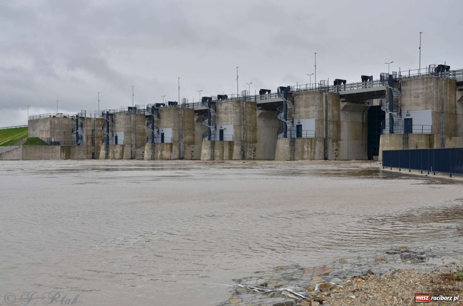 Zdjęcie w galerii na portalu naszraciborz.pl: Zbiornik zacznie piętrzyć wodę w nocy. Decyzja budzi jednak kontrowersje wiadomości z regionu