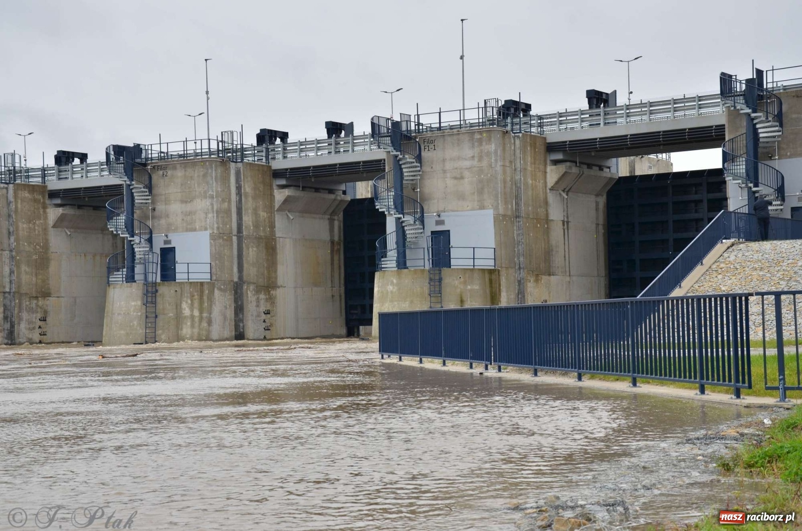 Zdjęcie w galerii na portalu naszraciborz.pl: Zbiornik zacznie piętrzyć wodę w nocy. Decyzja budzi jednak kontrowersje wiadomości z regionu