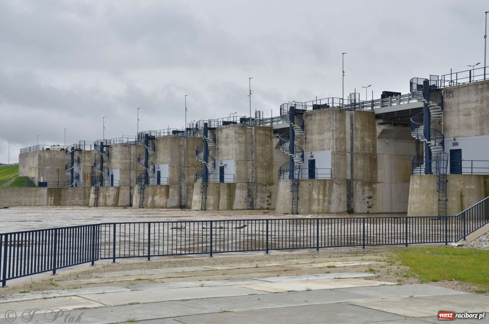 Zdjęcie w galerii na portalu naszraciborz.pl: Zbiornik zacznie piętrzyć wodę w nocy. Decyzja budzi jednak kontrowersje wiadomości z regionu