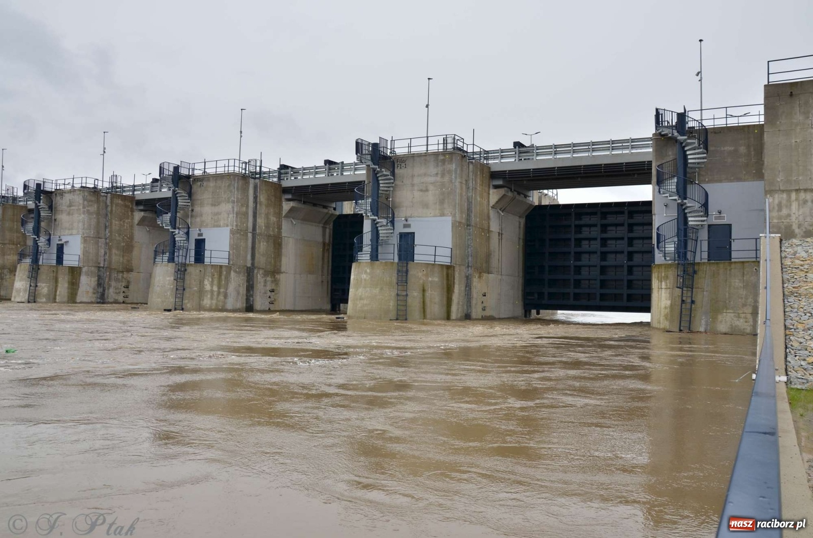 Zdjęcie w galerii na portalu naszraciborz.pl: Zbiornik zacznie piętrzyć wodę w nocy. Decyzja budzi jednak kontrowersje wiadomości z regionu