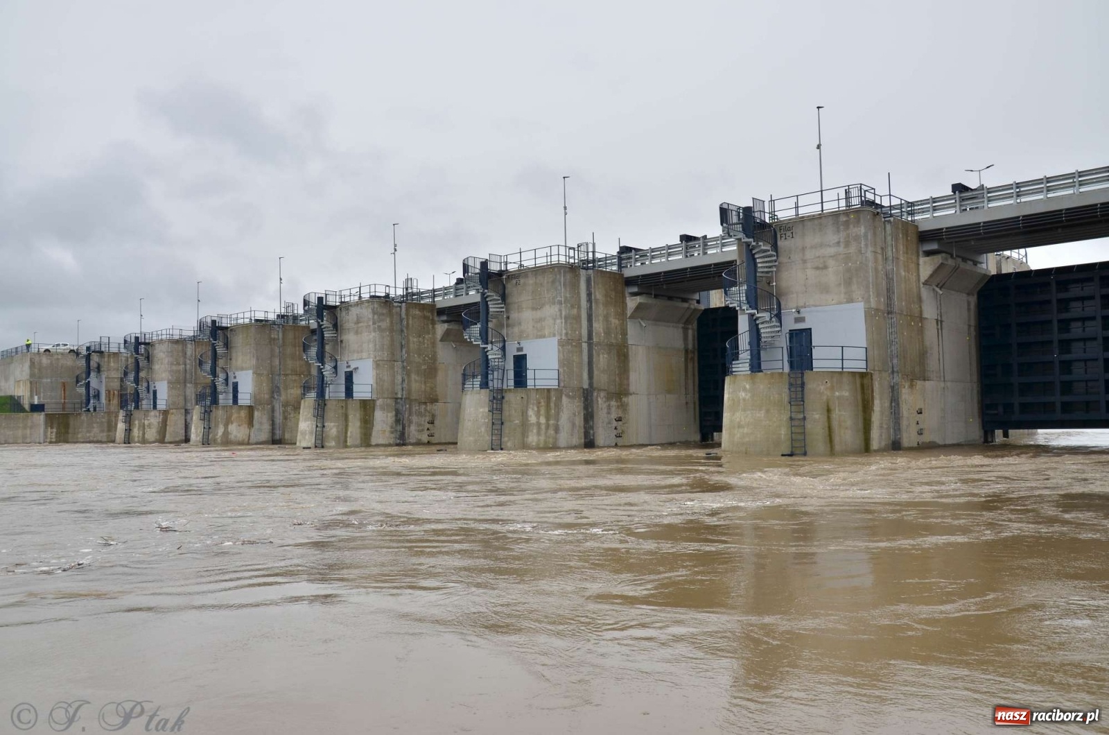 Zdjęcie w galerii na portalu naszraciborz.pl: Zbiornik zacznie piętrzyć wodę w nocy. Decyzja budzi jednak kontrowersje wiadomości z regionu