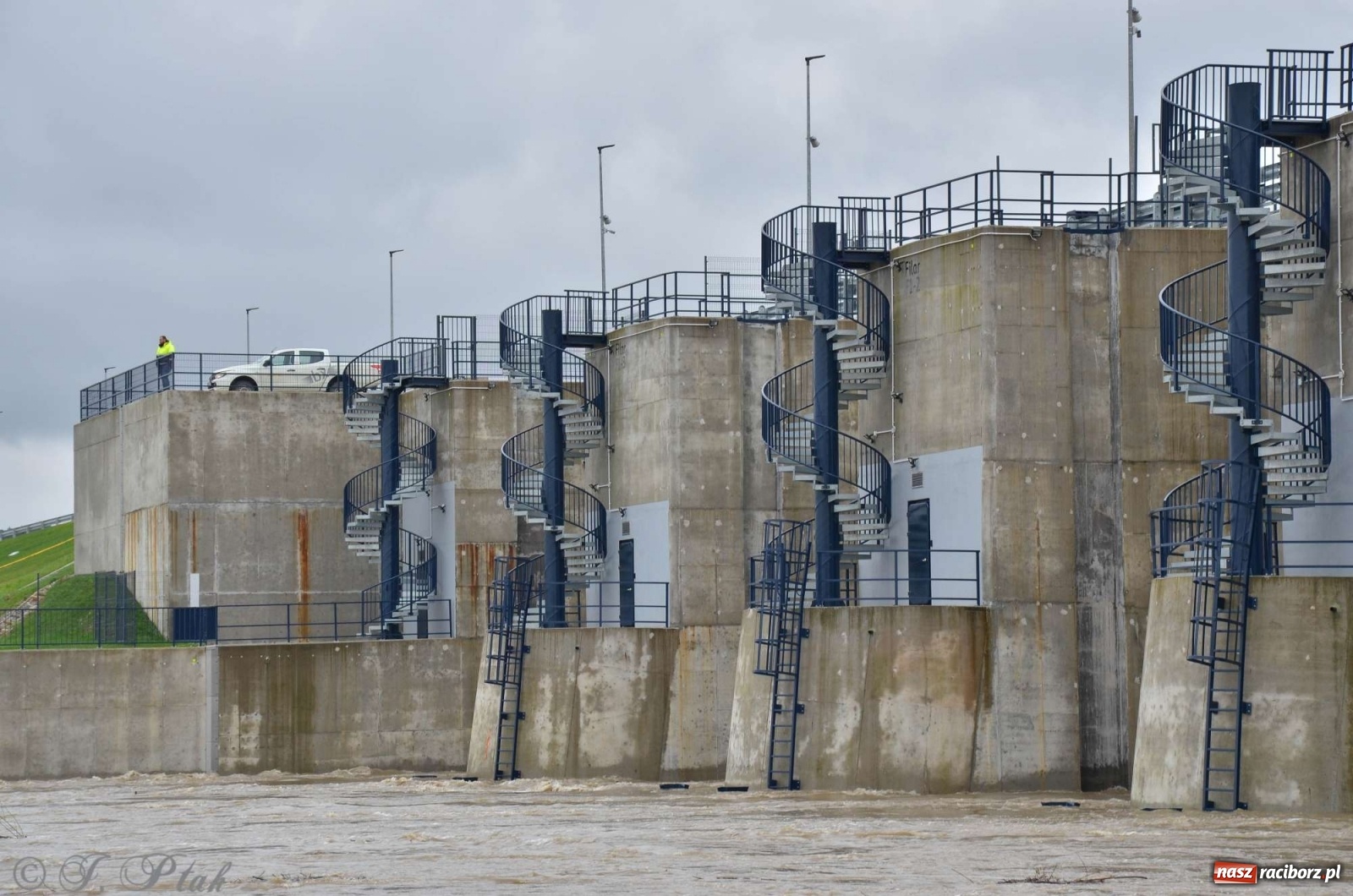 Zdjęcie w galerii na portalu naszraciborz.pl: Zbiornik zacznie piętrzyć wodę w nocy. Decyzja budzi jednak kontrowersje wiadomości z regionu