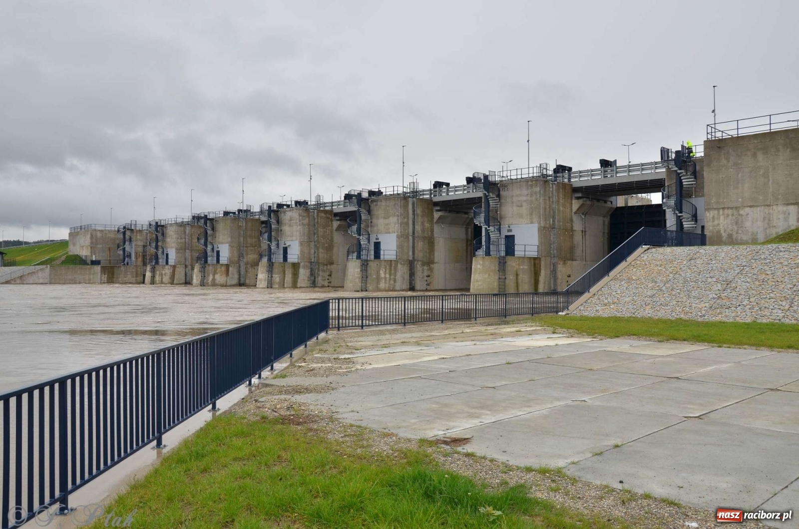Zdjęcie w galerii na portalu naszraciborz.pl: Zbiornik zacznie piętrzyć wodę w nocy. Decyzja budzi jednak kontrowersje wiadomości z regionu