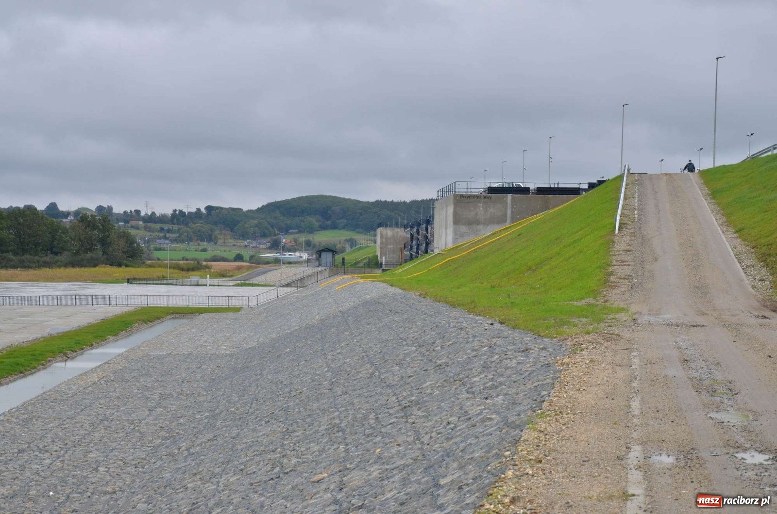 Zdjęcie w galerii na portalu naszraciborz.pl: Zbiornik zacznie piętrzyć wodę w nocy. Decyzja budzi jednak kontrowersje wiadomości z regionu