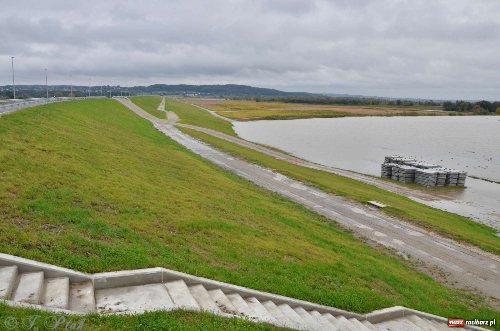 Zdjęcie w galerii na portalu naszraciborz.pl: Zbiornik zacznie piętrzyć wodę w nocy. Decyzja budzi jednak kontrowersje wiadomości z regionu