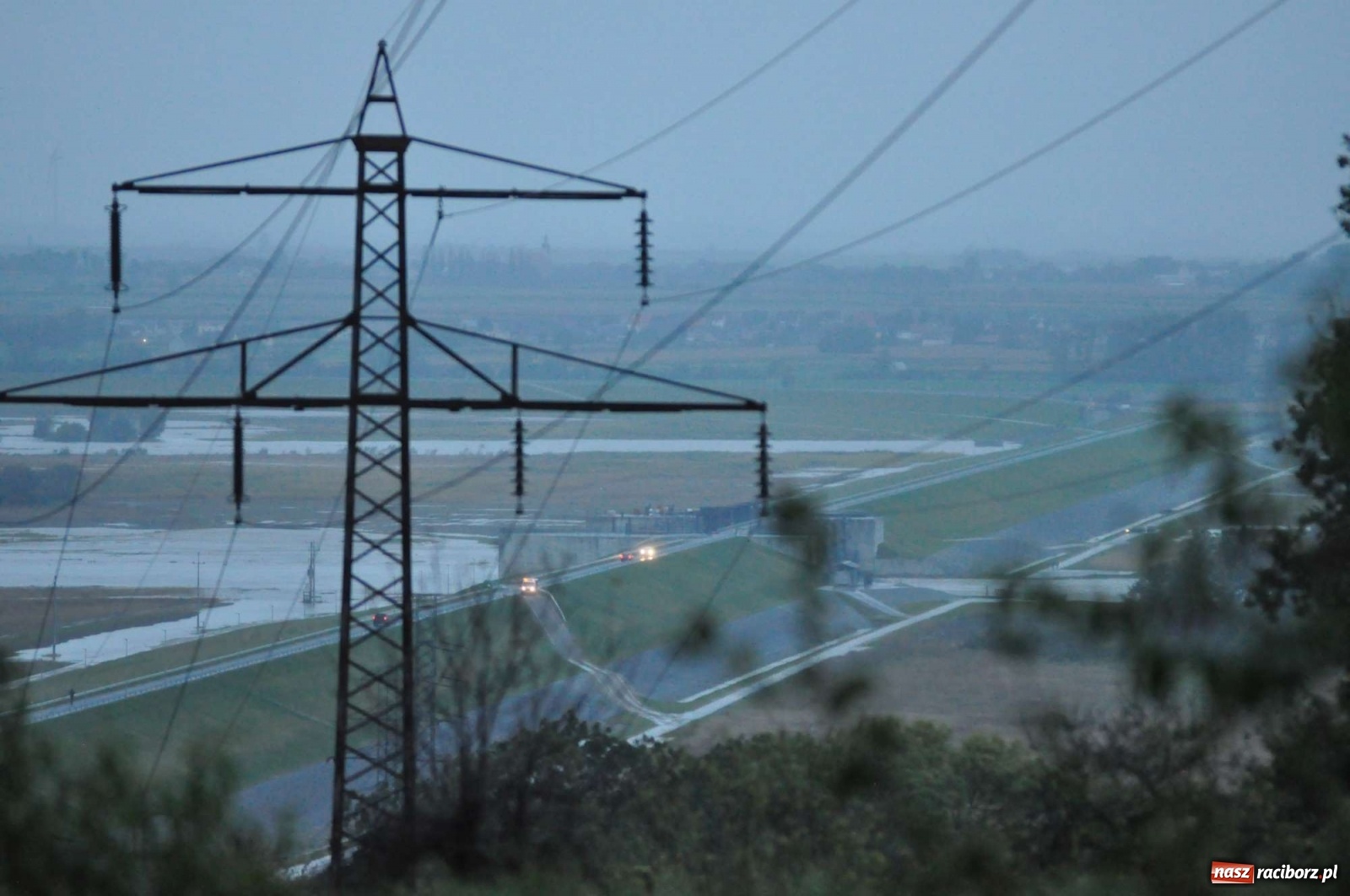 Zdjęcie w galerii na portalu naszraciborz.pl: Zbiornik zacznie piętrzyć wodę w nocy. Decyzja budzi jednak kontrowersje wiadomości z regionu