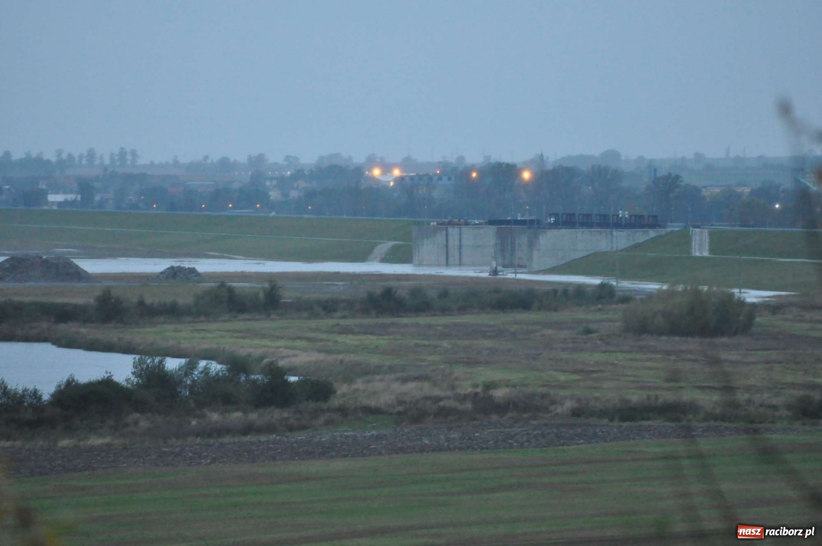 Zdjęcie w galerii na portalu naszraciborz.pl: Zbiornik zacznie piętrzyć wodę w nocy. Decyzja budzi jednak kontrowersje wiadomości z regionu