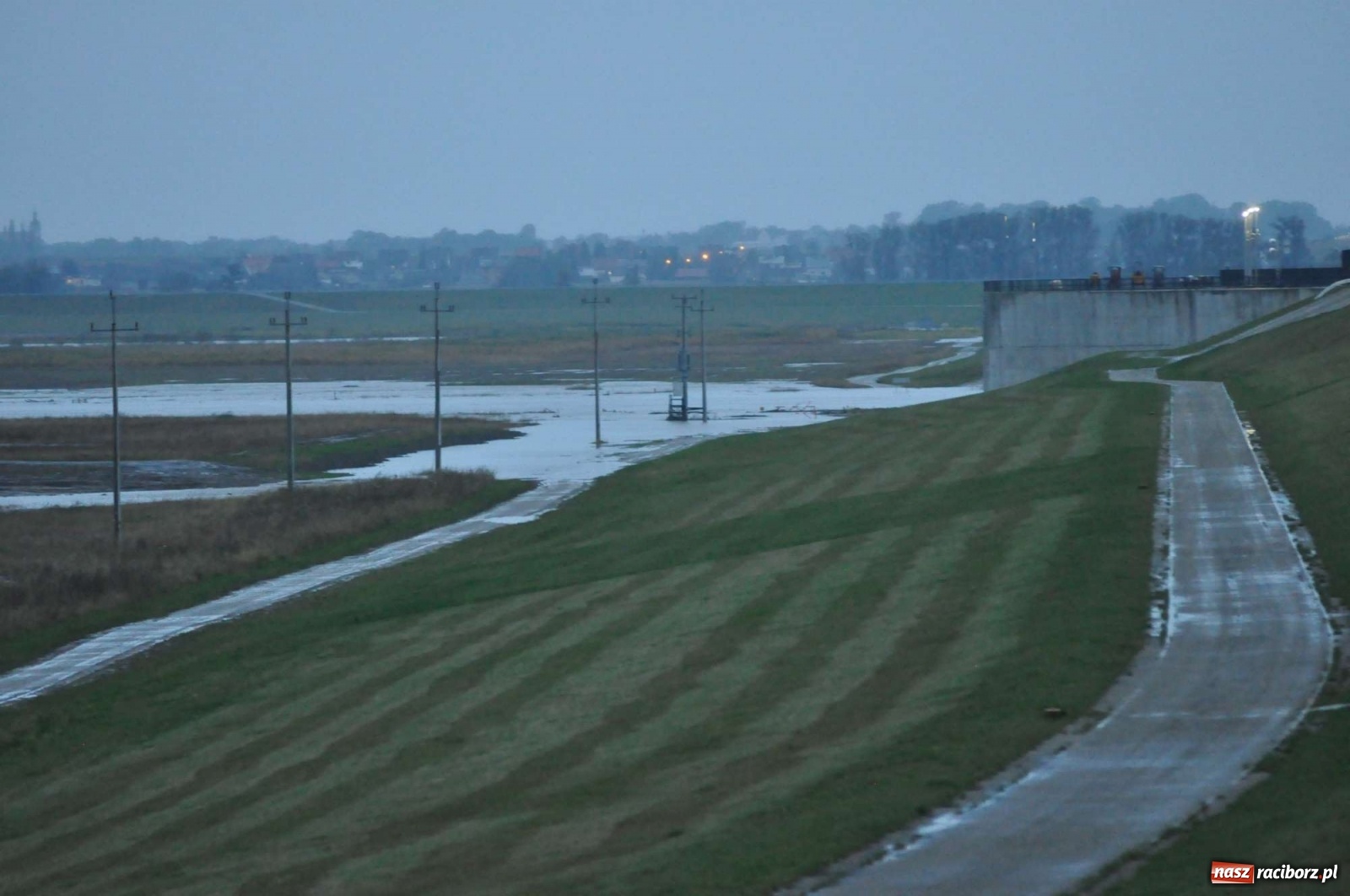 Zdjęcie w galerii na portalu naszraciborz.pl: Zbiornik zacznie piętrzyć wodę w nocy. Decyzja budzi jednak kontrowersje wiadomości z regionu