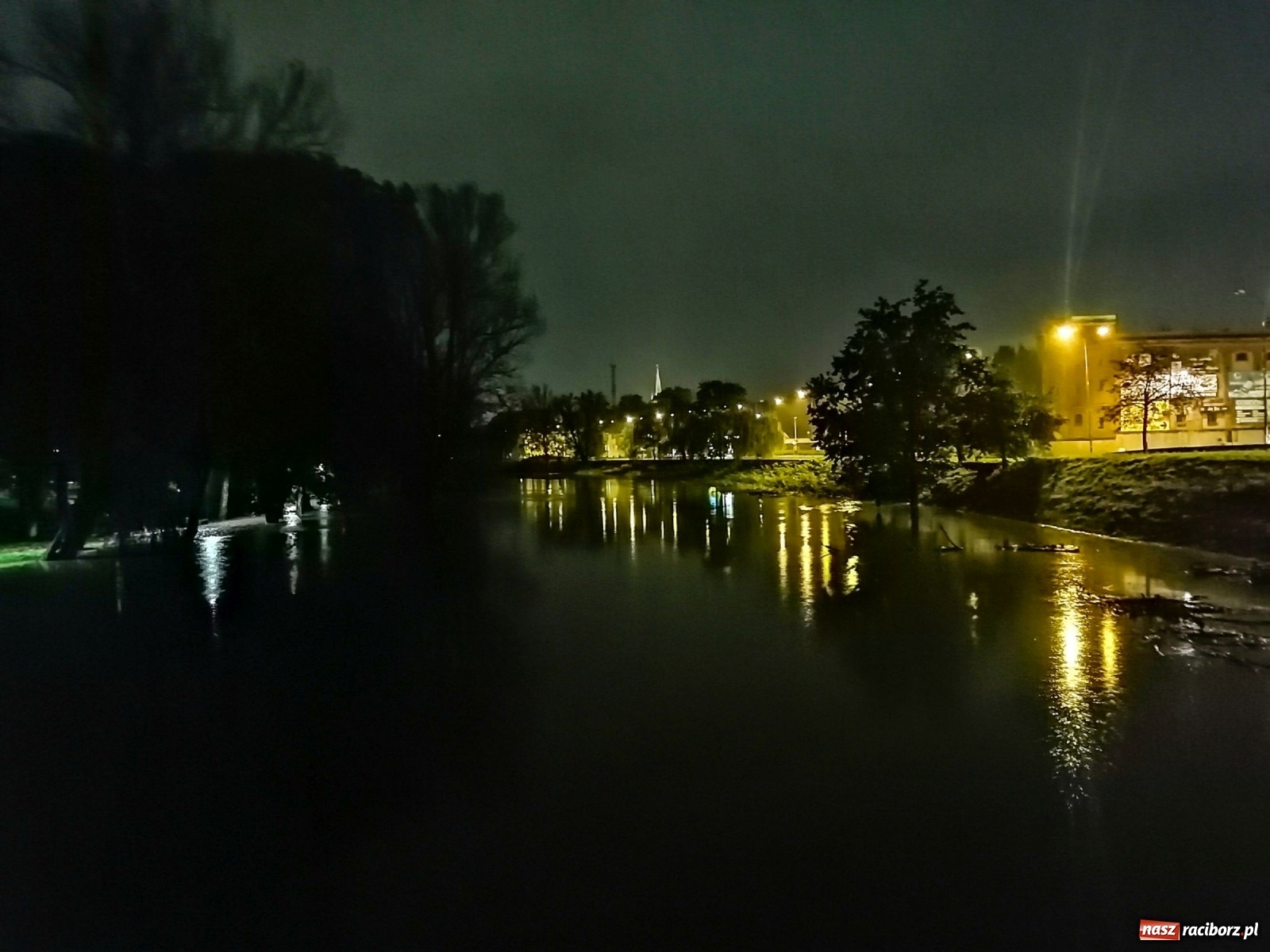 Zdjęcie w galerii na portalu naszraciborz.pl: Wezbranie na Odrze miejskiej w Raciborzu nocą [14.10.2020]  wiadomości z regionu