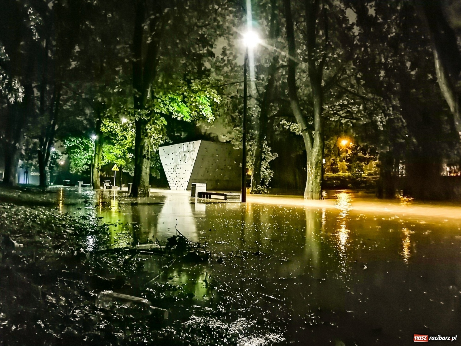 Zdjęcie w galerii na portalu naszraciborz.pl: Wezbranie na Odrze miejskiej w Raciborzu nocą [14.10.2020]  wiadomości z regionu