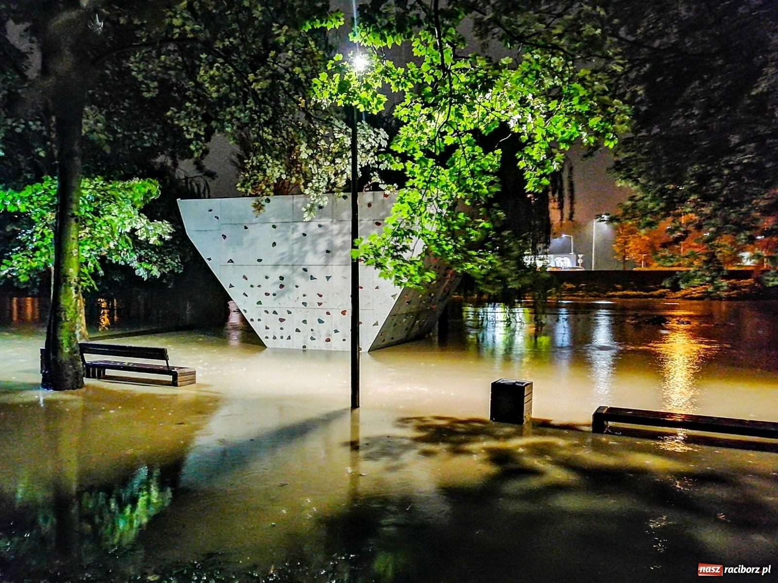 Zdjęcie w galerii na portalu naszraciborz.pl: Wezbranie na Odrze miejskiej w Raciborzu nocą [14.10.2020]  wiadomości z regionu