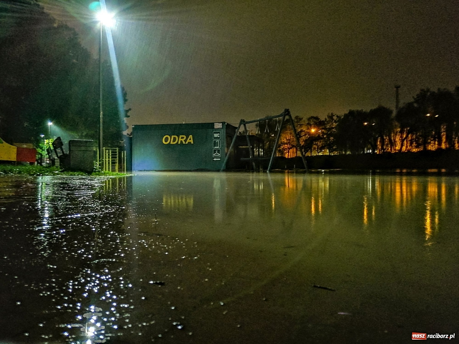 Zdjęcie w galerii na portalu naszraciborz.pl: Wezbranie na Odrze miejskiej w Raciborzu nocą [14.10.2020]  wiadomości z regionu