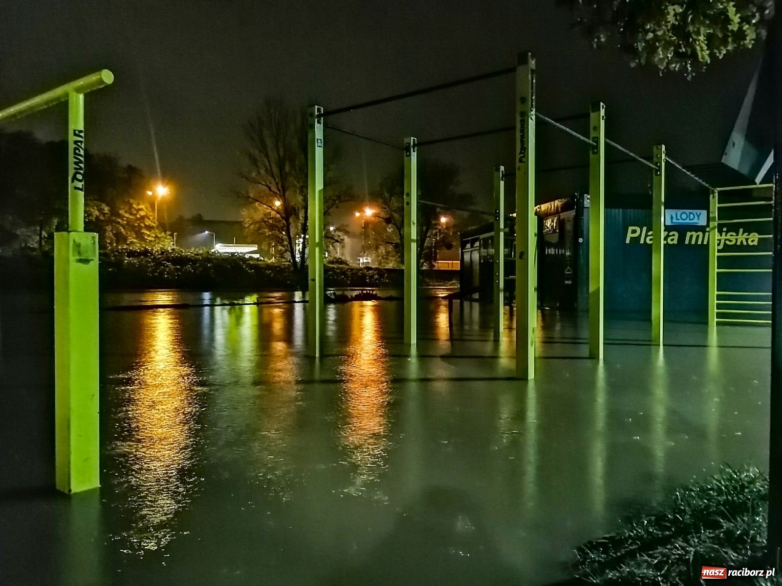 Zdjęcie w galerii na portalu naszraciborz.pl: Wezbranie na Odrze miejskiej w Raciborzu nocą [14.10.2020]  wiadomości z regionu