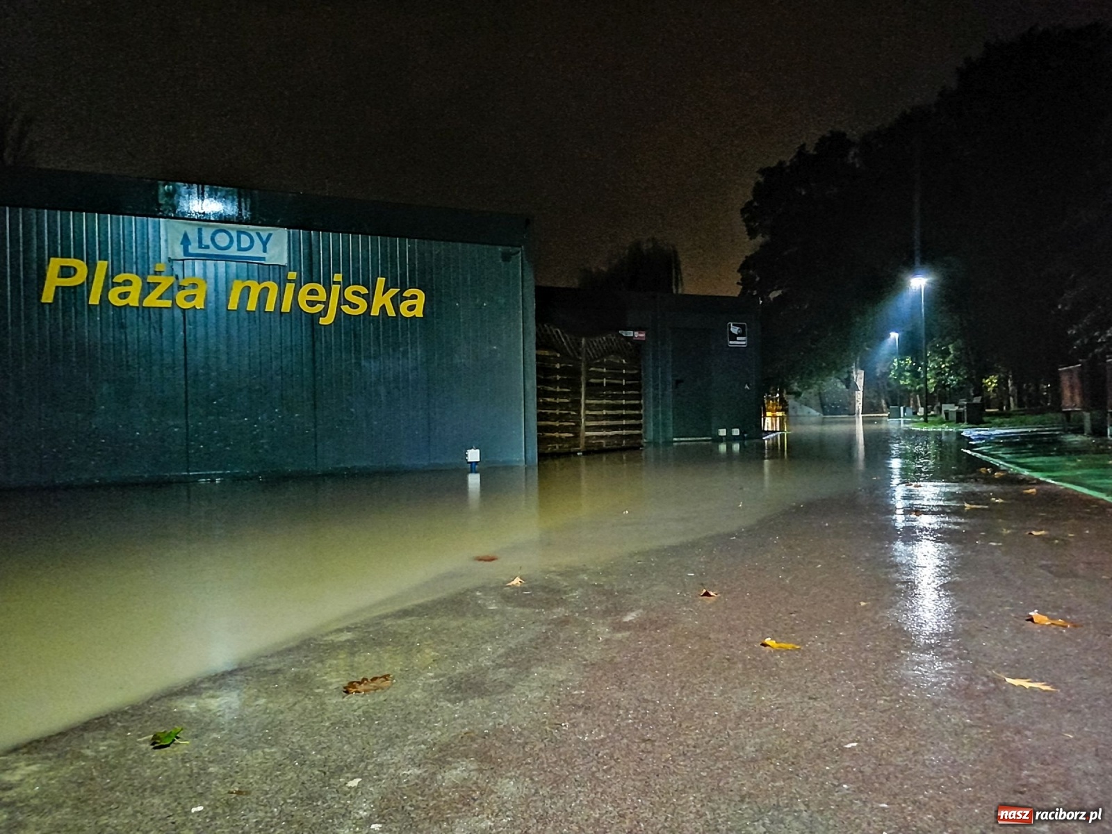 Zdjęcie w galerii na portalu naszraciborz.pl: Wezbranie na Odrze miejskiej w Raciborzu nocą [14.10.2020]  wiadomości z regionu