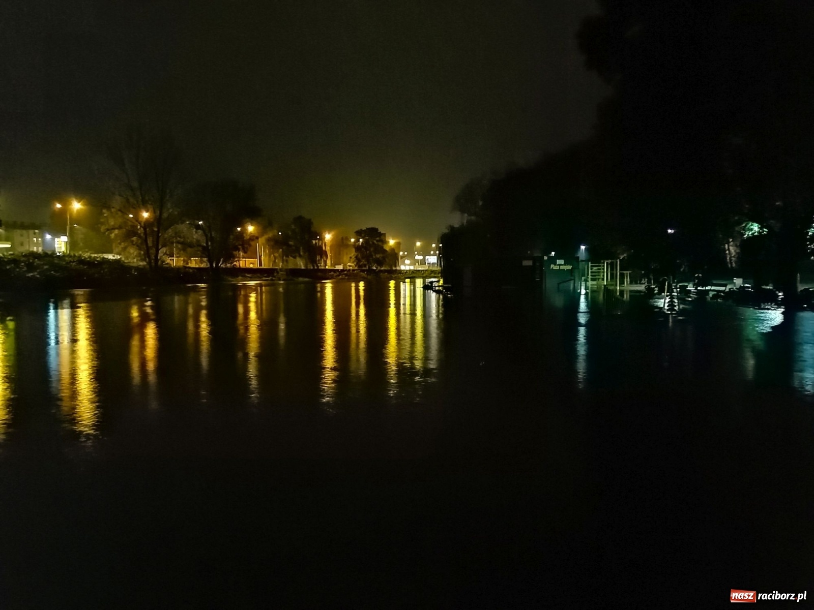 Zdjęcie w galerii na portalu naszraciborz.pl: Wezbranie na Odrze miejskiej w Raciborzu nocą [14.10.2020]  wiadomości z regionu