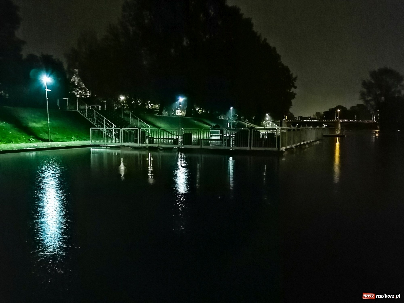 Zdjęcie w galerii na portalu naszraciborz.pl: Wezbranie na Odrze miejskiej w Raciborzu nocą [14.10.2020]  wiadomości z regionu