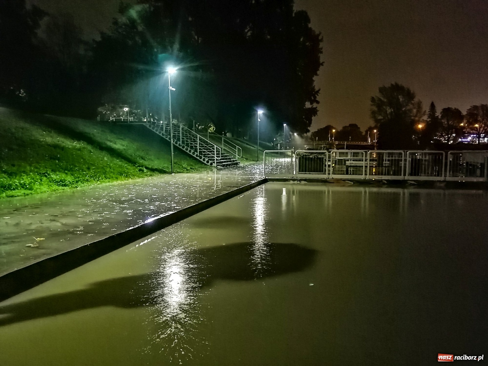 Zdjęcie w galerii na portalu naszraciborz.pl: Wezbranie na Odrze miejskiej w Raciborzu nocą [14.10.2020]  wiadomości z regionu