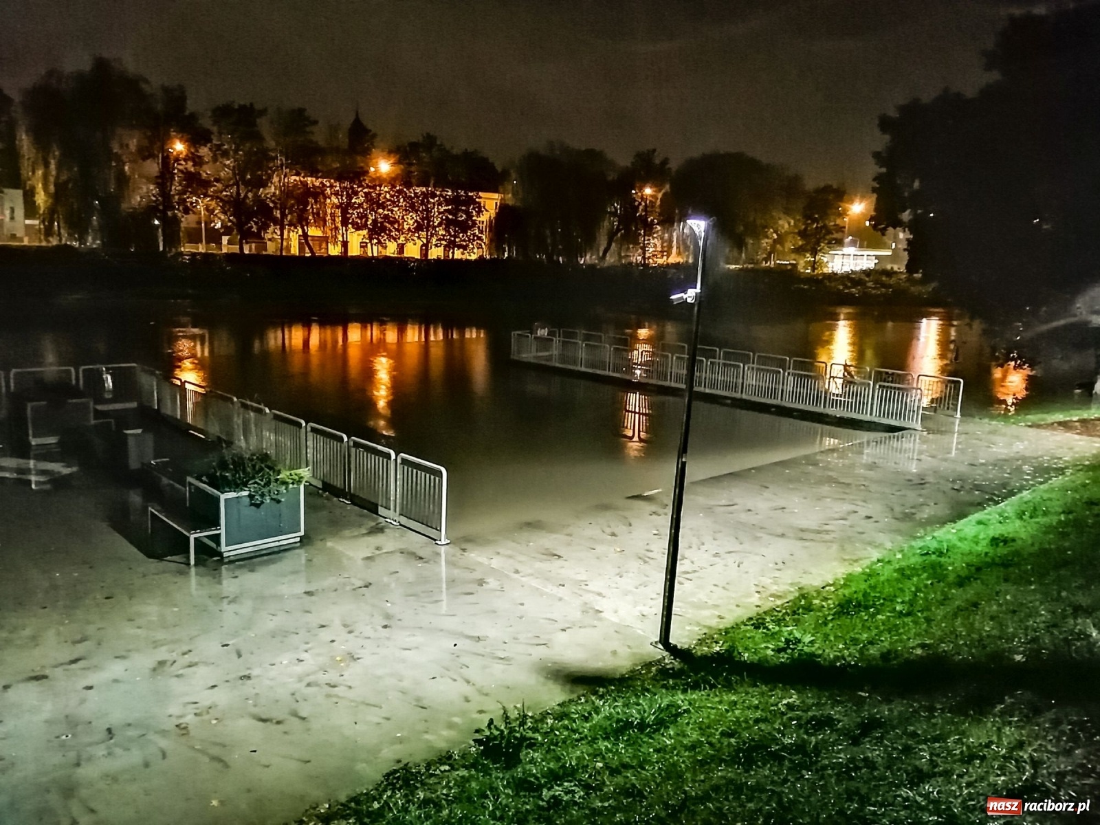 Zdjęcie w galerii na portalu naszraciborz.pl: Wezbranie na Odrze miejskiej w Raciborzu nocą [14.10.2020]  wiadomości z regionu