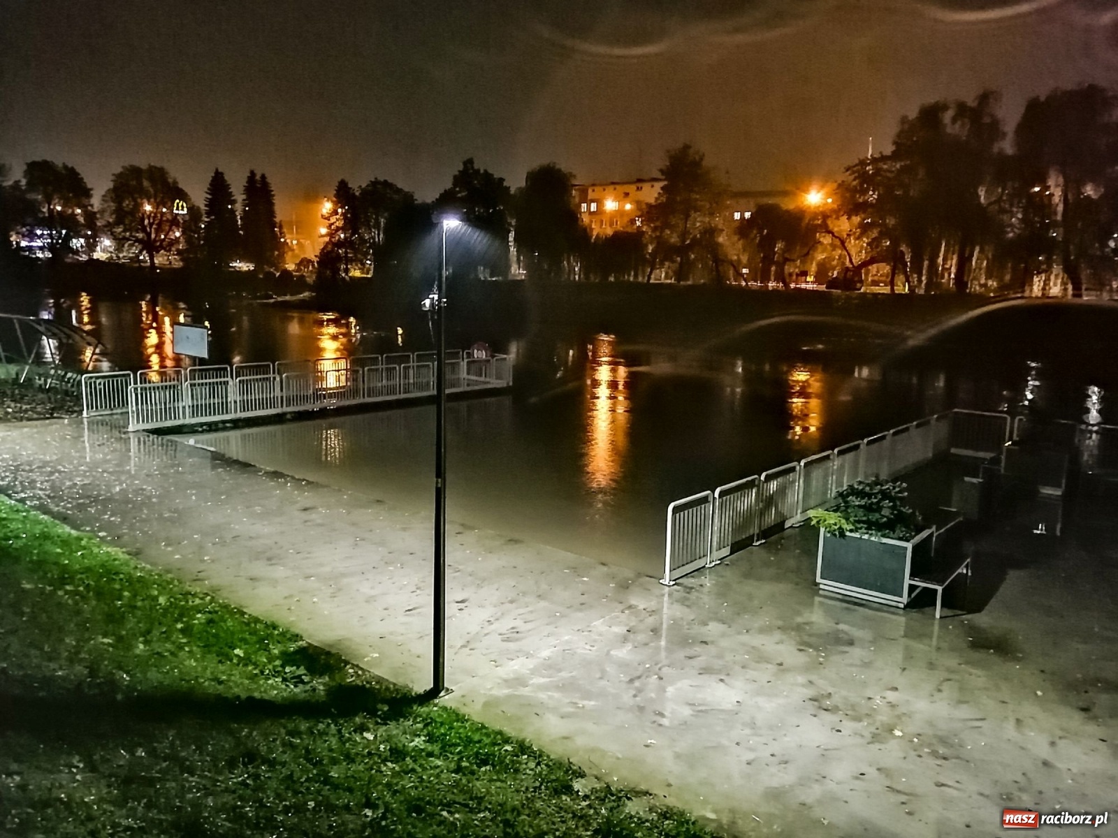 Zdjęcie w galerii na portalu naszraciborz.pl: Wezbranie na Odrze miejskiej w Raciborzu nocą [14.10.2020]  wiadomości z regionu