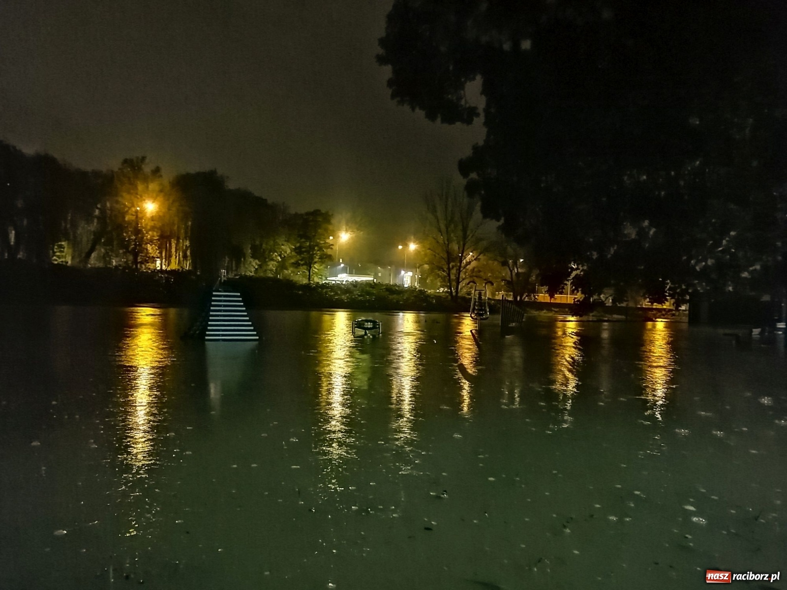 Zdjęcie w galerii na portalu naszraciborz.pl: Wezbranie na Odrze miejskiej w Raciborzu nocą [14.10.2020]  wiadomości z regionu