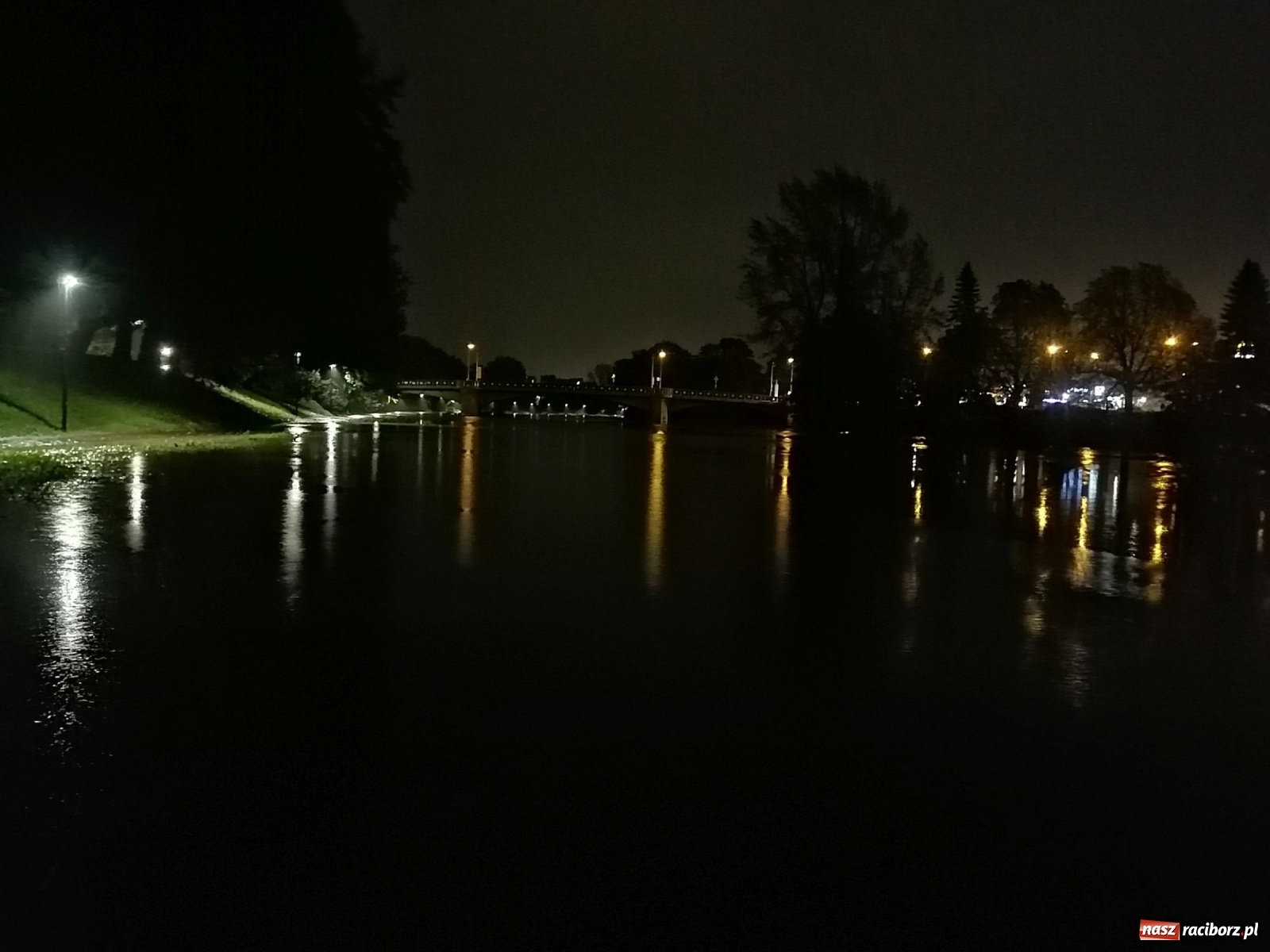 Zdjęcie w galerii na portalu naszraciborz.pl: Wezbranie na Odrze miejskiej w Raciborzu nocą [14.10.2020]  wiadomości z regionu
